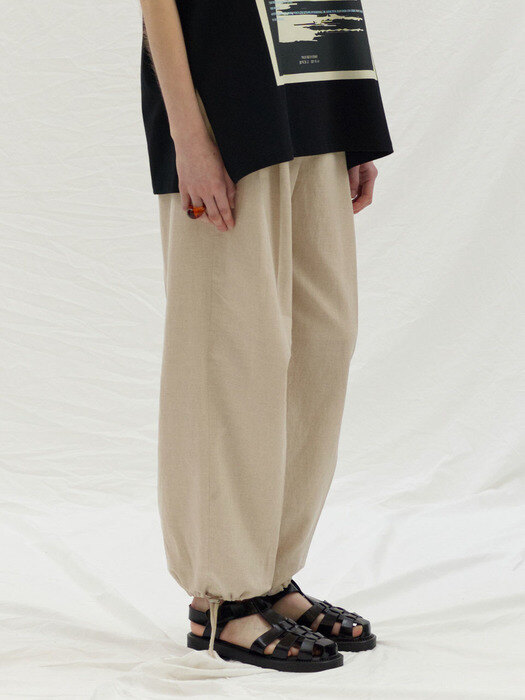 STRING POINT TUCK PANTS - BEIGE