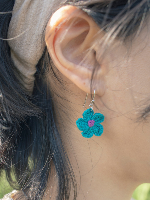Blue pond flower earring