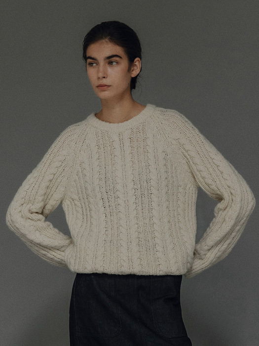 Cable weekend round pullover (Ivory)