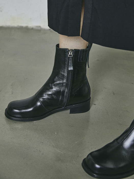 VOLUME SQUARE ANKLE BOOTS[BLACK]