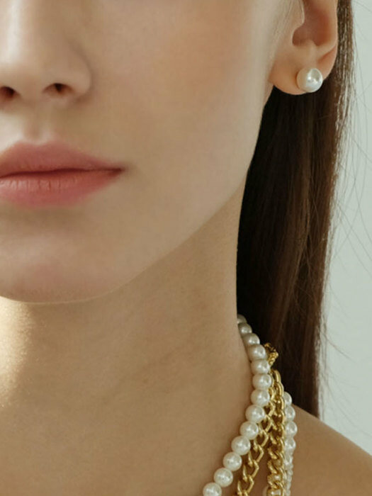 Basic Pearl Earrings