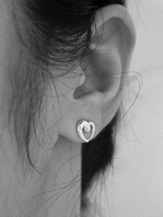 Mini love earring