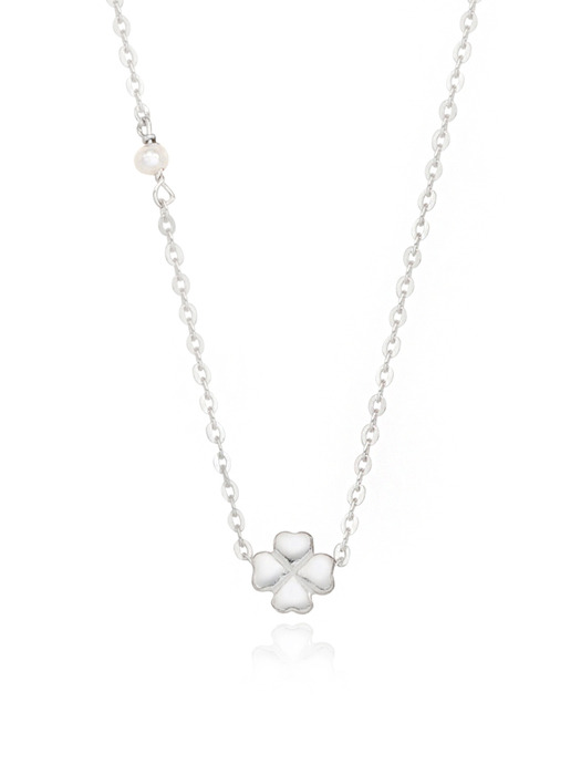 clova pearl necklace