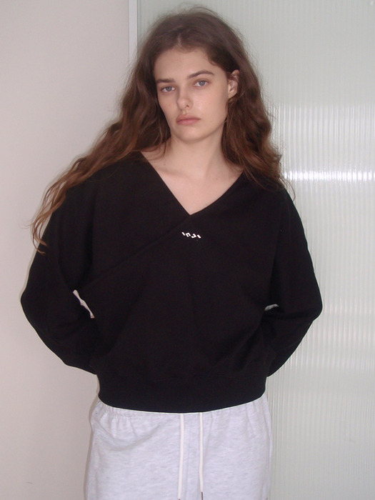 Cross Y Neck SweatShirt 블랙