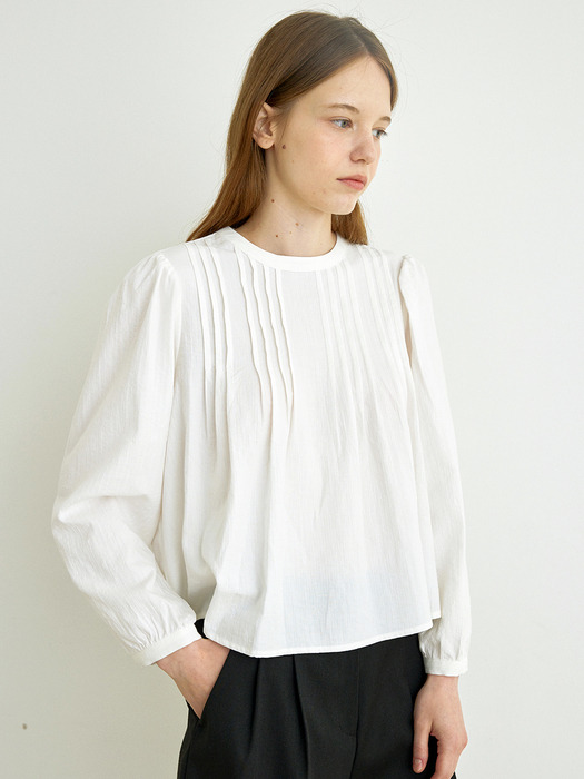 Long sleeve pintuck minit blouse (White)