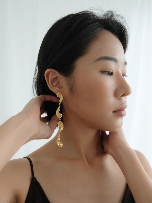 Feather drop unblance earring