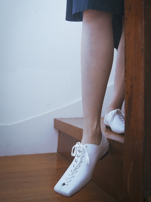 Squared Toe Lace up Flats | White