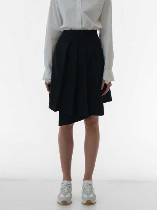 Unbalanced pleats skirt