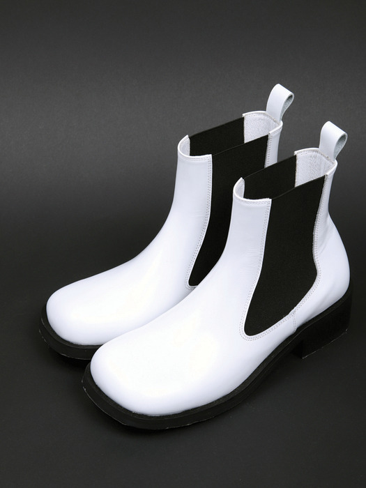 Blunt Toe Chelsea Boots / White