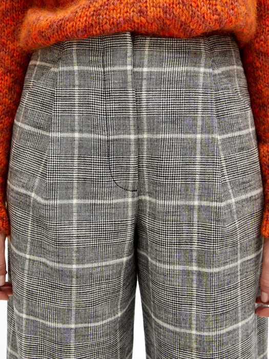 Grey chequered coulotte trousers_B206AWP006BK