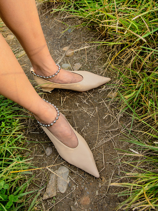 Extreme sharp toe shoes (+ball chain anklets) | Beige