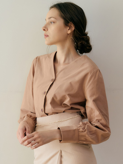 monts 1360 v-neck blouse (beige)