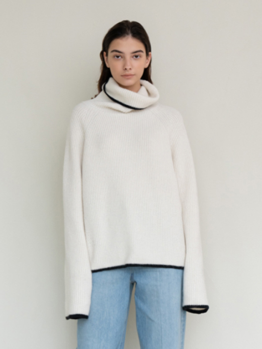 LINE TURTLENECK KNIT  (IVORY)