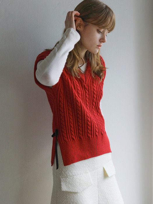 CABLE KNIT VEST / RED
