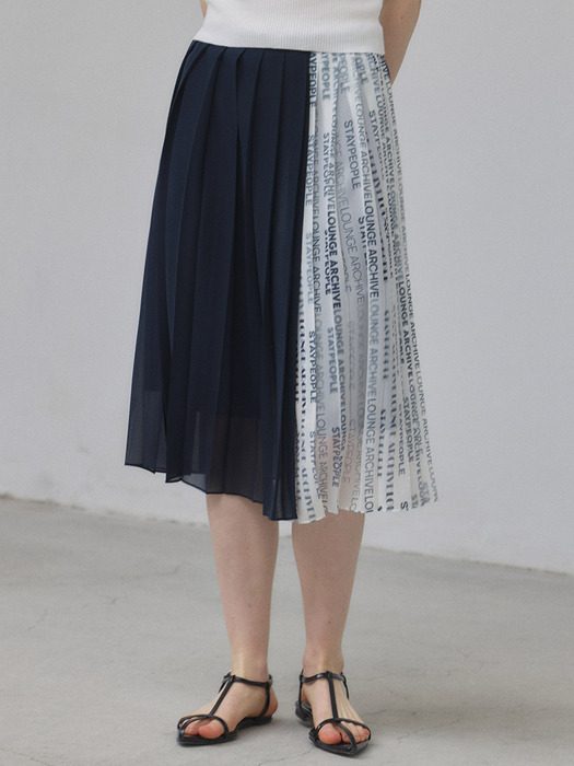 GRAPHIC PLEATED WRAP SKIRT (NAVY)