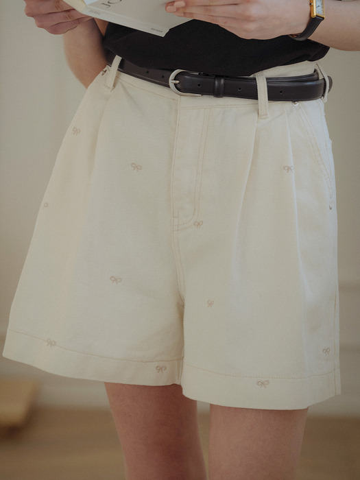 Ribbon Embroidery double tuck denim shorts_Cream