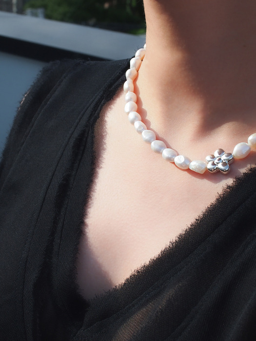 Kkot and Pearl Necklace