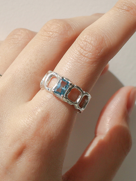 Gentle link ring (Topaz)