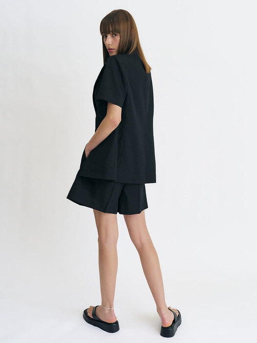 High-rise pleated linen shorts (Black)