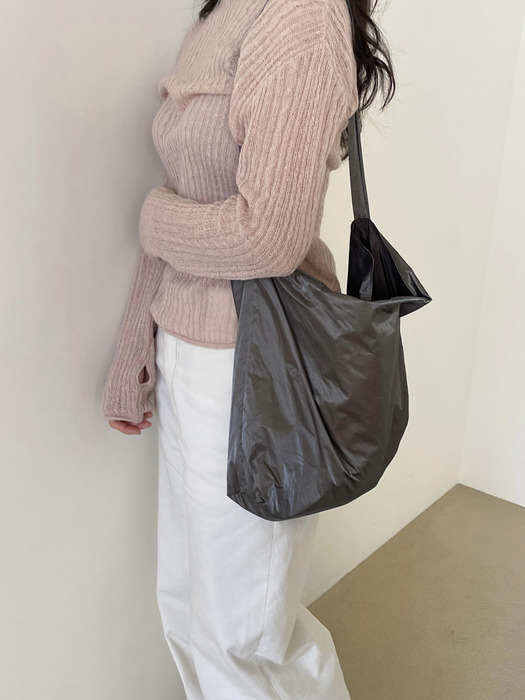 Glossy shoulder bag(gray-brown)