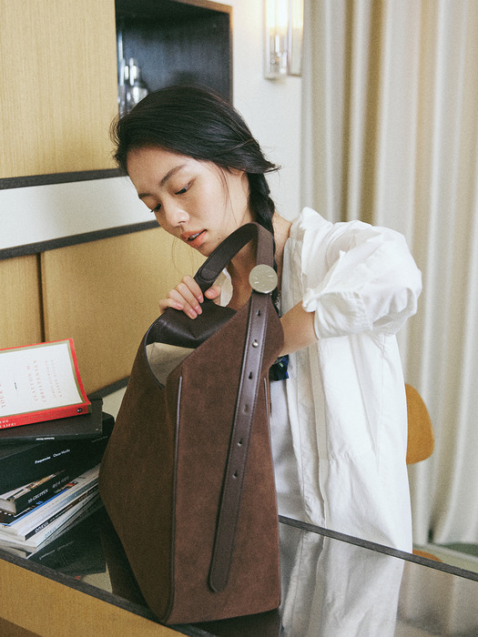 [단독][5차 리오더]Plaque Hobo Bag Suede 플라크 호보백 스웨이드 (3 Colors)