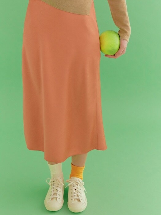 [flat] SALMON SATIN FLARE SKIRT 