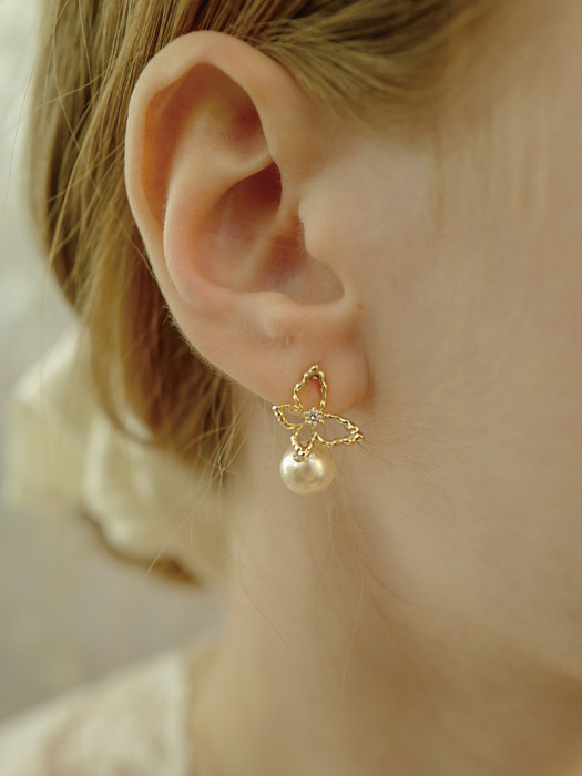 pearl fleur wing earring