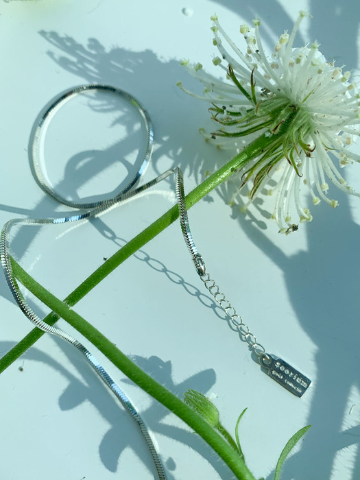 Flower bud necklace