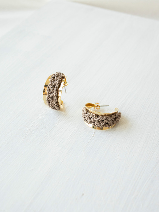 Knitted texture bold curve earring (Cocoa)
