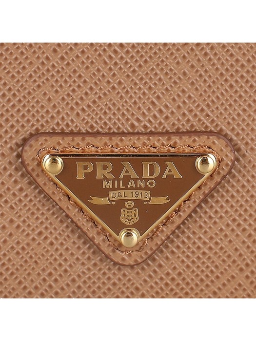 [프라다] 삼각 로고 사피아노 카드지갑 (1MC025 QHH F03OE)