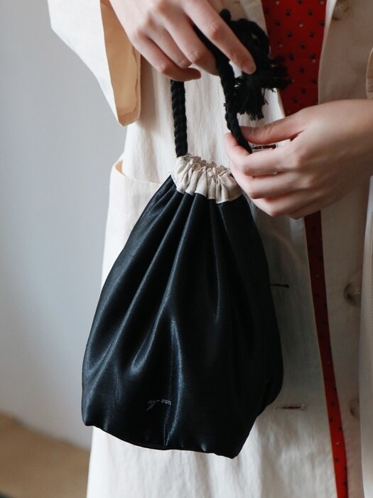 glossy pouch bag _ black