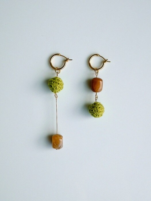 unbalnced `drop` ball knit earring