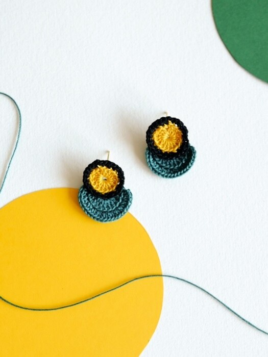 Abstract shape knit earring