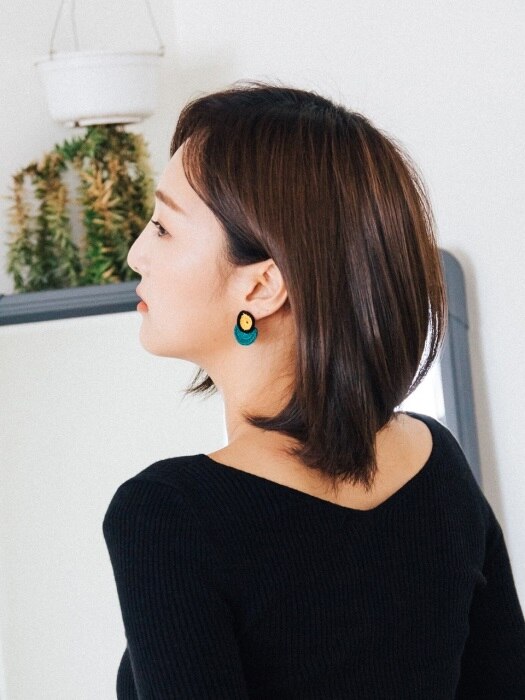 Abstract shape knit earring