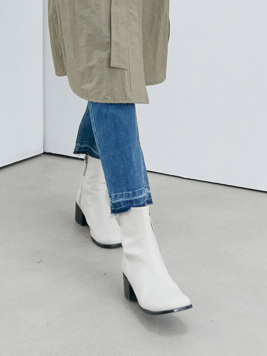 Chelsea Ankle Boots - White (KE08K2M010)