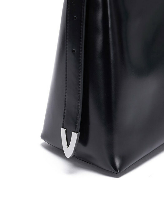 Cling Bag in Black VX1SG512-10