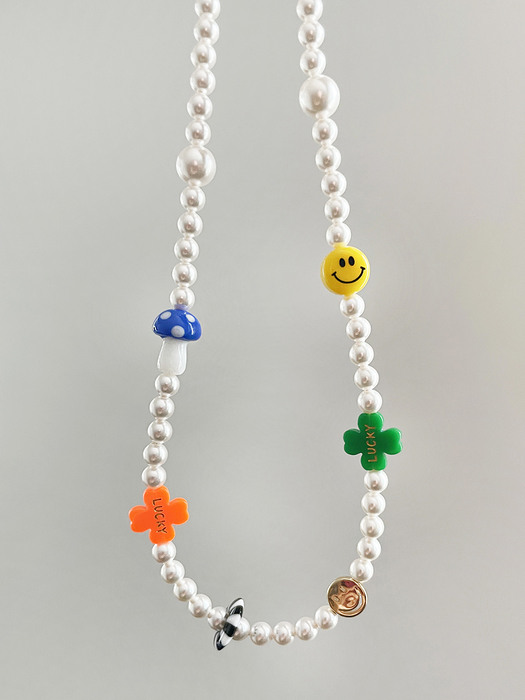 Lucky smile pearl necklace