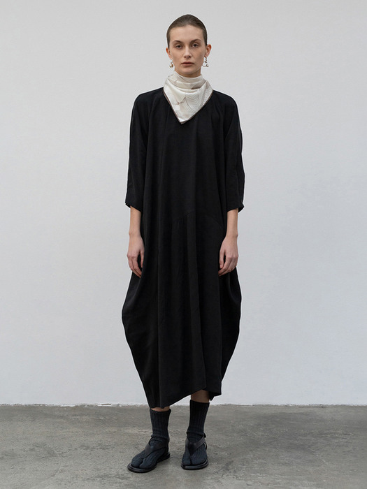 CURVE LINE DRESS - BLACK