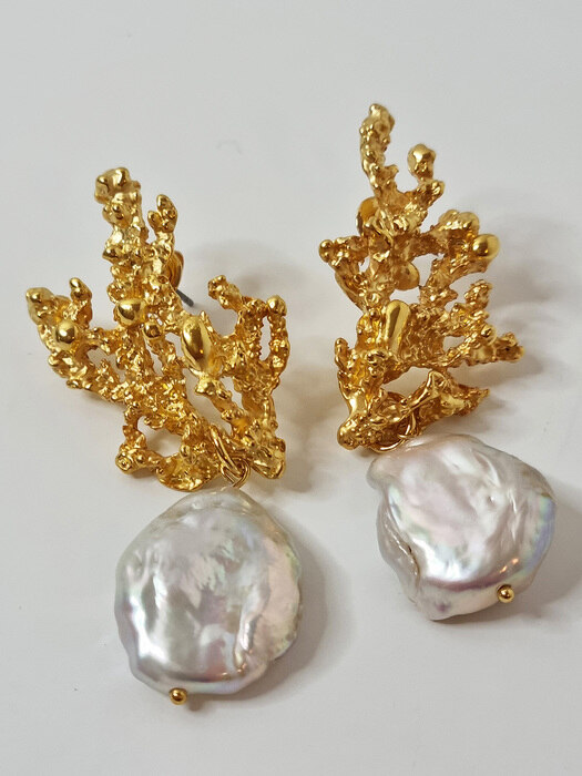 Baroque pearl pendant earrings