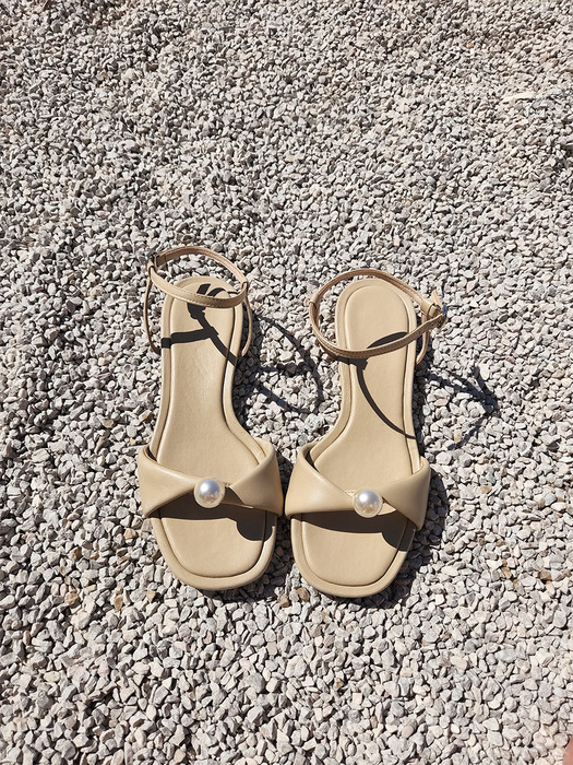 Twist pearl sandal