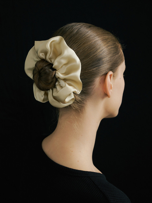 Silk Scrunchie (M) - Champagne Beige