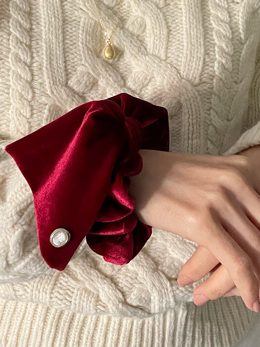 [단독] Vintage Mood Cameo Velvet Ruffle Scrunchie[Red]