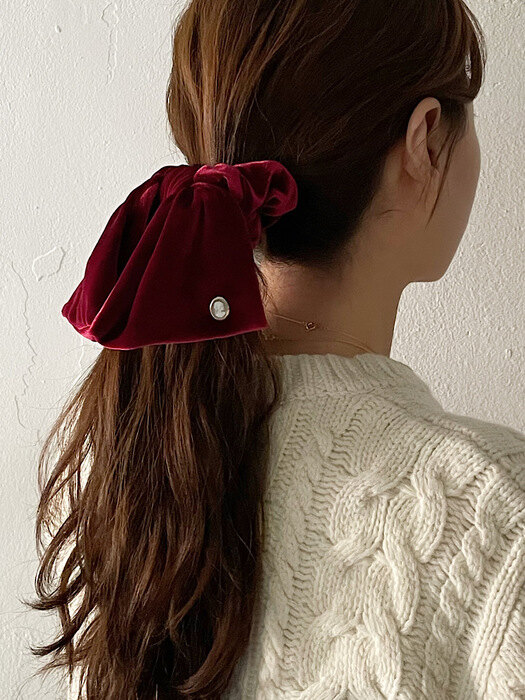 [단독] Vintage Mood Cameo Velvet Ruffle Scrunchie[Red]