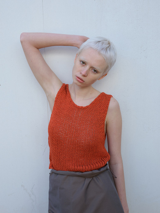 KNITTED VEST IN RUST