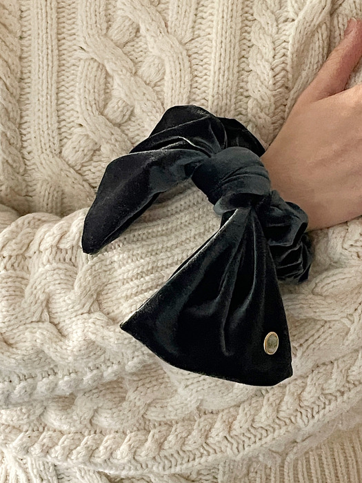 Vintage Mood Cameo Velvet Ruffle Scrunchie [Deep Green]