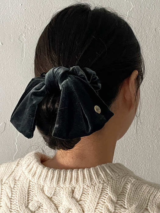 Vintage Mood Cameo Velvet Ruffle Scrunchie [Deep Green]