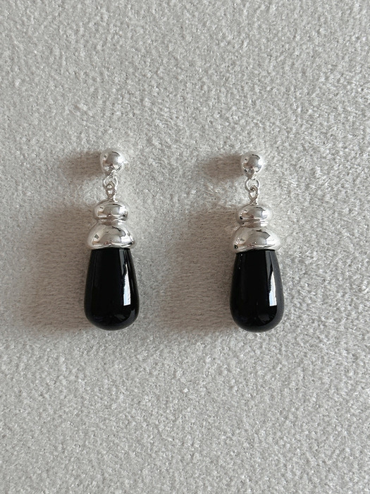 ONYX HOUSE EARRINGS