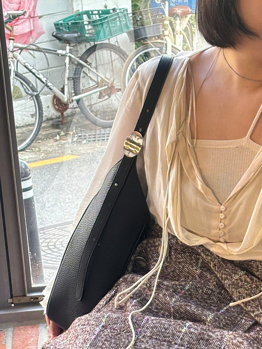 [단독][스태프PICK][3차 리오더] Plaque Hobo Bag Shrunken Black 플라크 호보백 슈렁큰 블랙