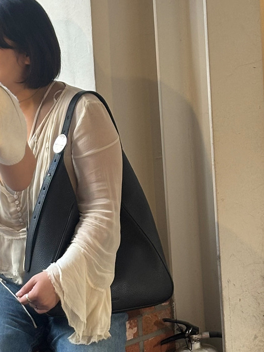 [단독][스태프PICK][3차 리오더] Plaque Hobo Bag Shrunken Black 플라크 호보백 슈렁큰 블랙