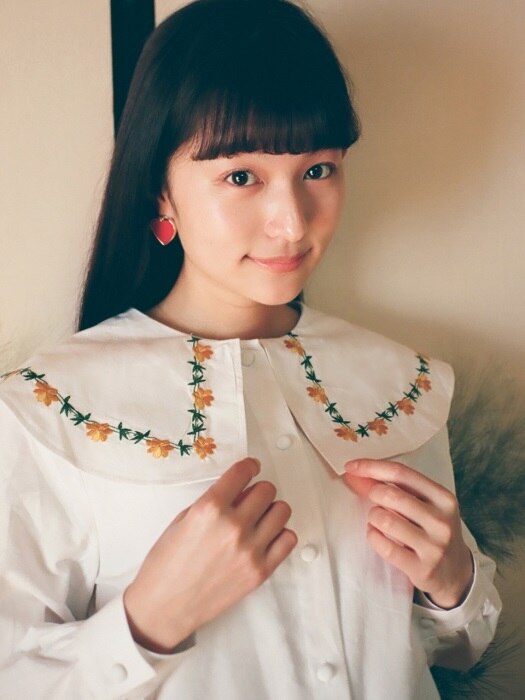 Big Collar Flower Embroidery Blouse : White